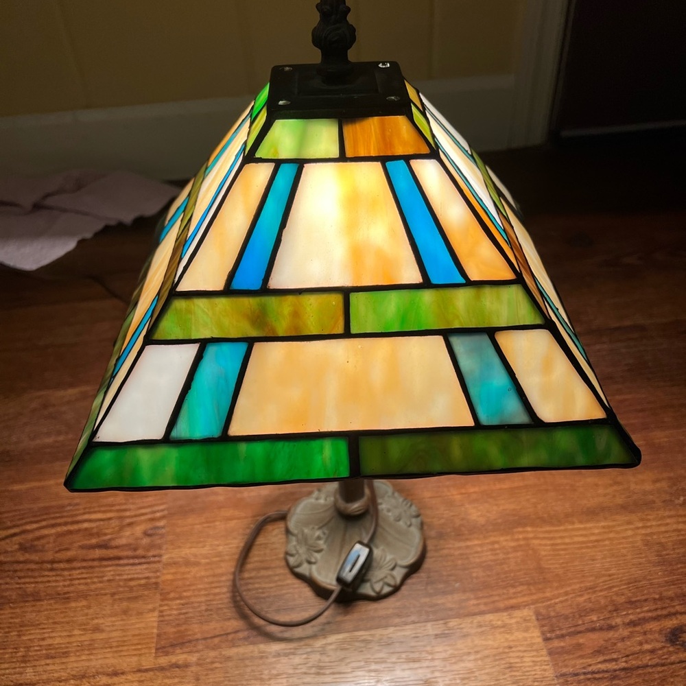 Underwriters Laboratory Vintage Small Portable Tiffany Stained Glass Lamp - Picture 3 of 14